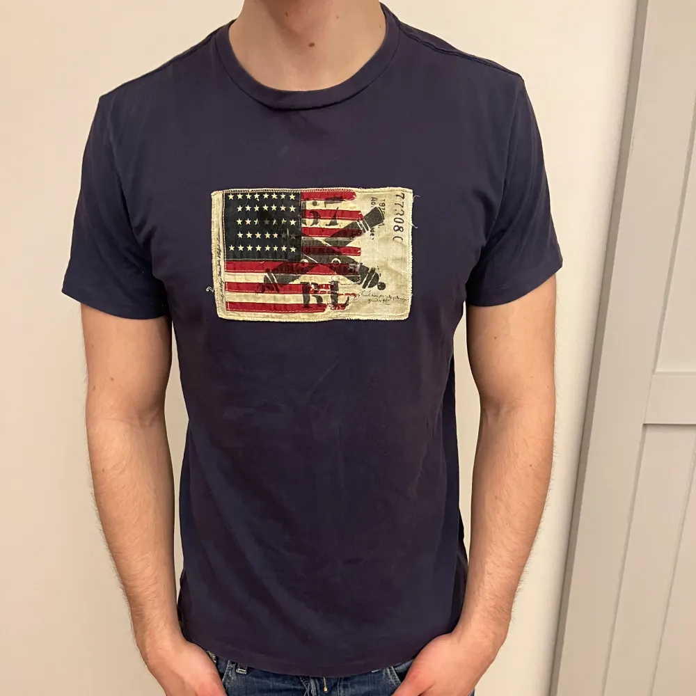 Sjukt fet ralph lauren tshirt med tryck, perfekt till sommaren. Fint skick förutom att den kan verka en aning blekt/urtvättad på vissa ställen men inget man tänker på. Storlek M. Hör av er vid frågor!. T-shirts.