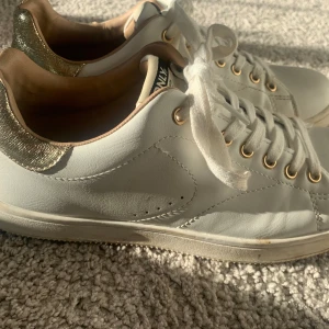Skor🤍 - Säljer dessa skitsnygga skor för att de tyvärr är för små för mig, använda ca 2-3 ggr. Dem är köpta på zalando för runt 350kr💓 dem är i strl 38 men passar 37 också!🩷