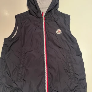 Moncler väst - Tjena, säljer nu min moncler väst då jag har växt ur den, strl 14/164 men är liten i strl och sitter som 158/162. Jätte fint skick, inga defekter. Vid någon fundering är det bara att höra av sig, mvh.