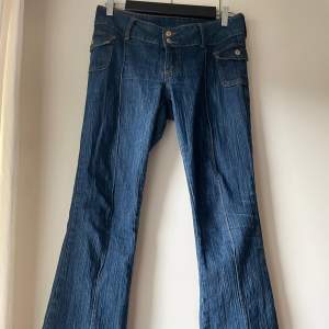Mörk blå low waist jeans från brandy Melville i storlek S ⭐️sista bilden är lånad då byxorna inte passar mig längre 