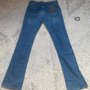 Supersnygga Wrangler jeans 💋💋 Mått: Midjemått 37cm, Ytterben 104cm, Innerben 84cm, bredd längst ned 22cm  Hör av dig om du har frågor 💞💞