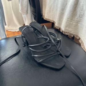 Klackar med snörning  - Svarta klackar med snörning från Stradivarius, använd ett fåtal gånger💕 