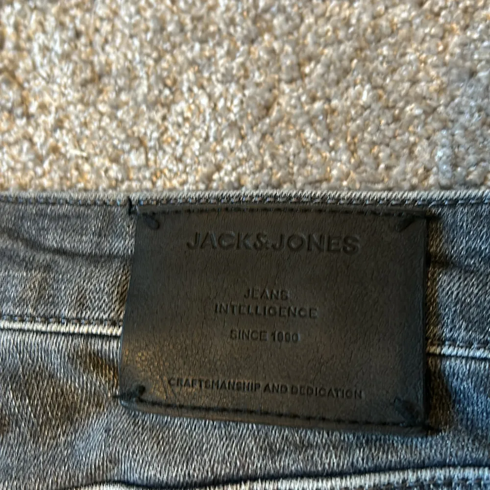 Jag säljer mina Jack & Jones jeans i en fin grå färg med lite ljusare bitar storlek är 31/30 pris kan diskuteras och vid funderingar skriv bara 😃. Jeans & Byxor.