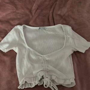 Crop top  - Jätte fin topp till sommaren, den är oanvänd och från Zara i storlek S!🥰🌸🌺 Perfekt en sommardag med en kjol,shorts,, vad som!!🥰🌺🌸Pris kan diskuteras 🥰