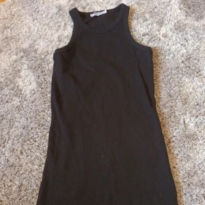 Ribbad klänning  - Fin ribbad klänning från NA-KD, hela syns inte på 1 bild så fick bli 2 bilder. Knappt använd o inga defekter, ganska liten i storlek.