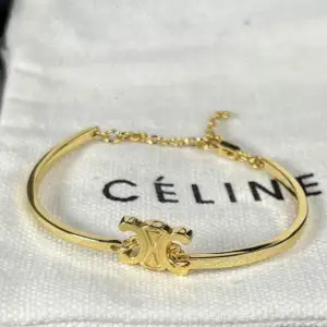 Asymmetrisk armband  i mässing med guldfinish från Celine!  I box, 18 cm! Ingraverad logo!  Item code: 460PQ6BRA 35OR Fridens Liljor  