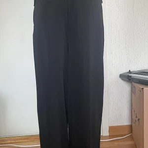 Säljer byxor från vila  - Säljer svarta byxor från vila.