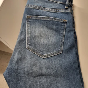 Jeans från HM stl 36 - Jeans från HM stl 36. Nyskick. Endast provade. 