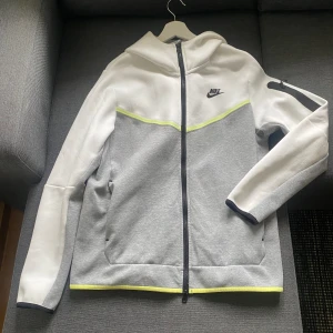Nike tech fleece kofta - Säljer då jag har tröttnat lite på den och hoppas att den kan komma till användning för någon annan, Skick 9/10