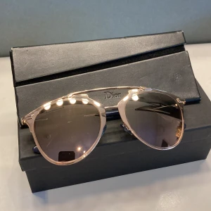 Dior Solglasögon - En par helt nya dior solglajjor. Allt Og ingår, självklart äkta! Kvitto finns, nypris 5500. Hör av er vid några funderingar! Mvh