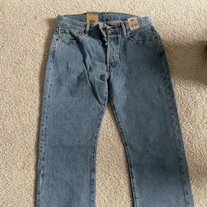 Levis jeans  - Levis 501 w32 L30  Aldrig använda alla lappar kvar  1300 ny pris
