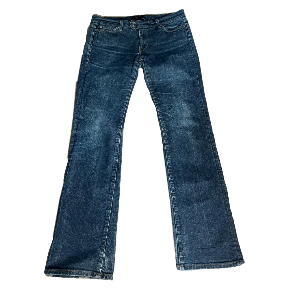 Supersnygga bootcut jeans som tyvärr va för små för mig💕 är i storlek 33/34, midjemåttet är ca 43 cm och innerbenslängden är ca 82 cm🎀. Jeans & Byxor.