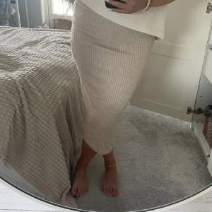 Fin stickad kjol köpt på Vero moda, knappt använd då jag har andra kjolar💗