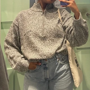 Vintage tröja  - Grå vintage tröja från butik i London. Oversized, M i herr, passar mig som är en S/M vanligtvis 💓