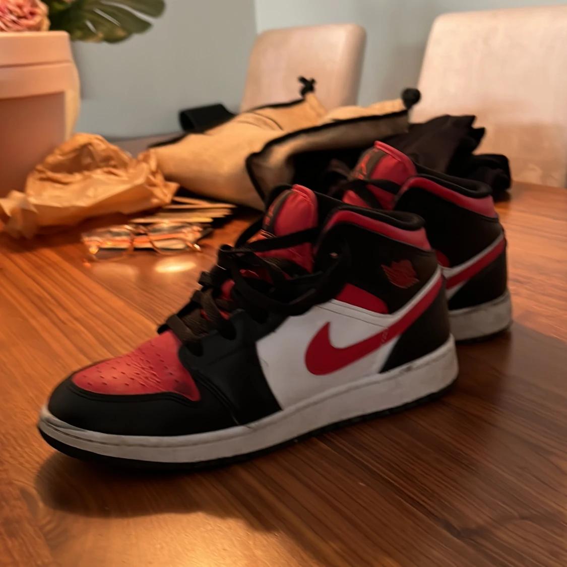 Helt nya fräscha Jordan 1 rödvita säljer dem för det är inte min stil längre 