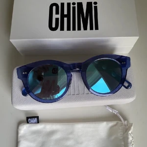 Chimi - Lägger ut en intressekoll på mina blåa chimis, modell 003 i färgen acai med spegelglas. Köpta våren 2021 och mycket sparsamt använda, inga repor eller liknande. Dustbag medföljer! Kom med prisförslag🫶🏼