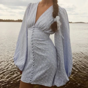 Adooreklänning - Säljer denna superfina klänning ifrån adoore🩷🩷 endast använd 2 ggr!! Nypris: 1495:-