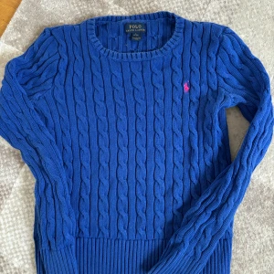 Ralph lauren stickad - Ralph lauren stickad tröja. Passar bra nu när de börjar bli lite värmare. Bra skick 