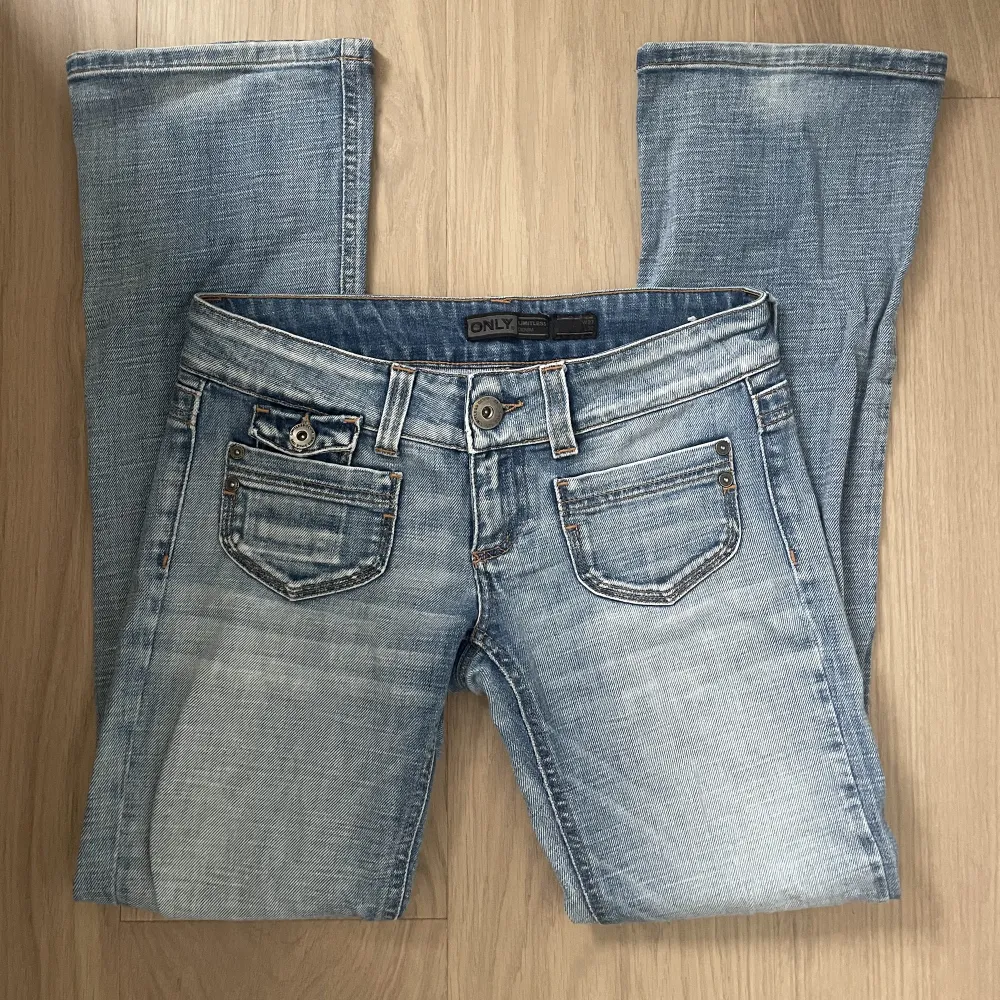 Vintage lågmidjade bootcut jeans ifrån only💞superfin färg, modell etc Midjemått: 37 Innerbenslängd: 75💞. Jeans & Byxor.