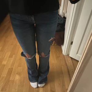 Jeans 💕 - jeans med hål från zara 💕har gjort hålen själv, storlek 34