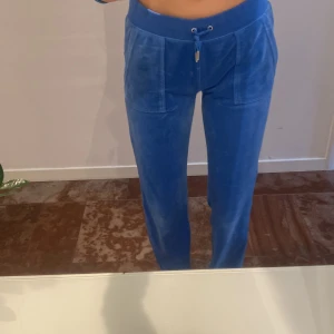 Säljer dessa byxor knappt använda och har bra skick - Jag säljer dessa för har tröttnat på färgen dom är väldigt bra skick och se helt nya ut , ni får skriva om fler bilder om det behövs 