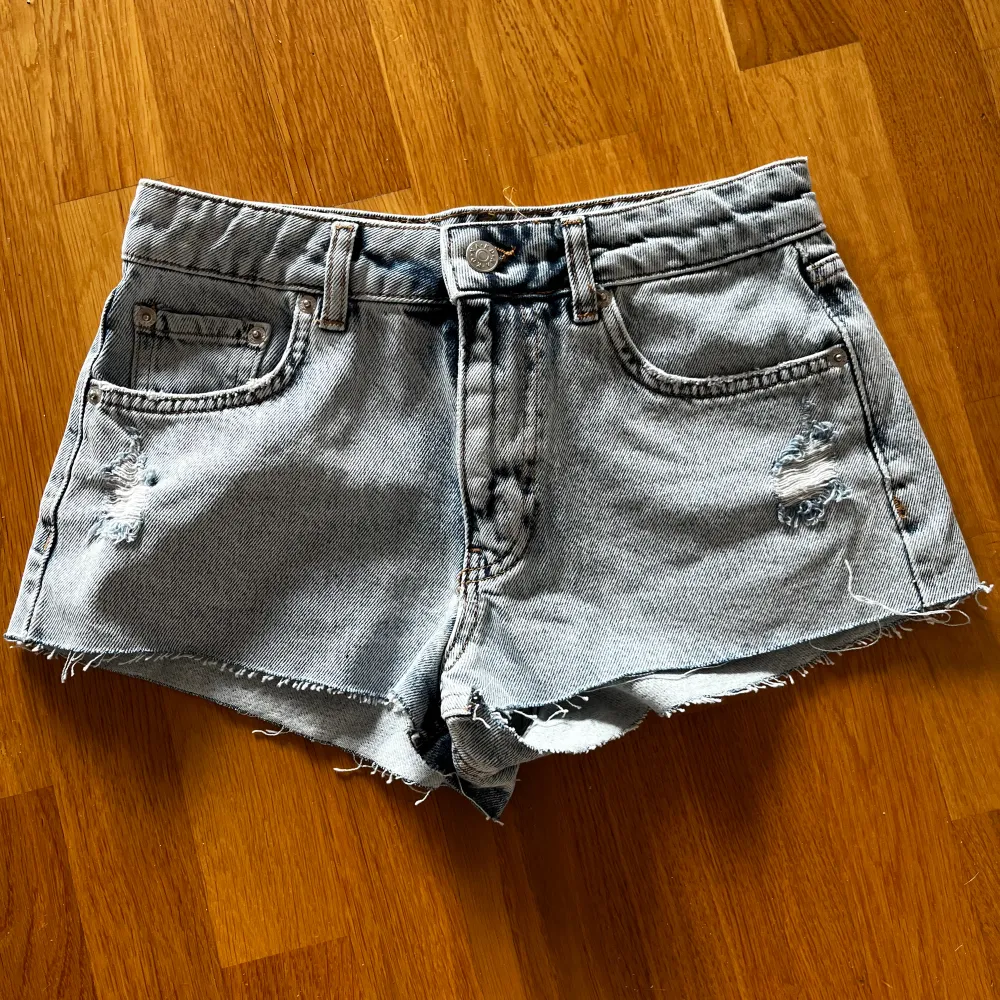 Säljer dessa så snygga jeansshortsen pga att dom är för små för mig. Köpte förra sommaren men fick aldrig användning av dom så de är endast testade. Midwaist, strl 36 men jag tycker att de är små i storleken. Shorts.