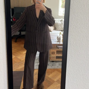 Brun kostym - Brun kostym, byxor och kavaj✨ tunna vita ränder 