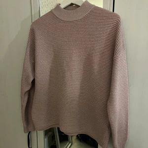 Glittrig tjocktröja - En rosa/lila glittrig tjocktröja med halvpolo från H&M i strl XS, men den är oversized så passar även mig som har strl S!💓  Småskavanker förekommer här o där (se bild)