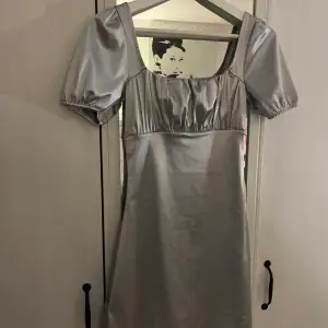 En supersnygg klänning i silver med puffärmar från H&M i strl XS!💓