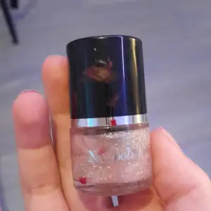 Jättefint nagellack som blir jättebra färg på naglarna!!! Använd 5-7 gånger och har lite röda nagellacks fläckar på burken men det tvättas såklart bort vid köp!! 💗💗💗