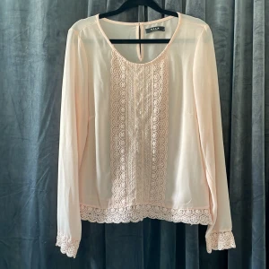 Blus Vila - Superfin, enda anmärkningen är en liten fläck nere vid spetsen, se bild. Syns knappt.   Den har legat nerpackad i en låda i en garderob så den kan behöva en tvätt för uppfräschning. 