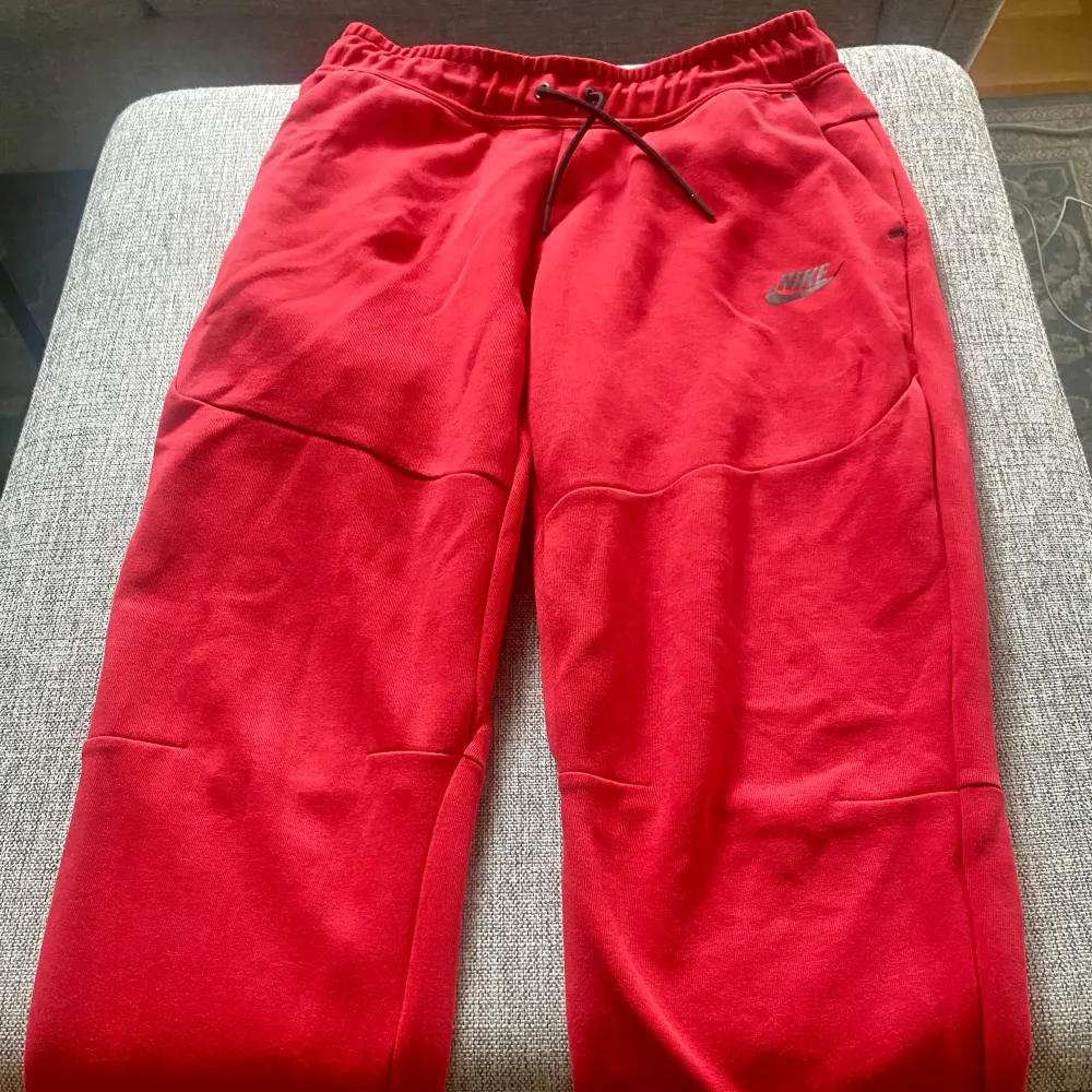 Junioratorlek xl (st 158-170) Röd tech fleece från Nike, inköpt 2023. Gott skick med få tecken på användning. . Sportswear.