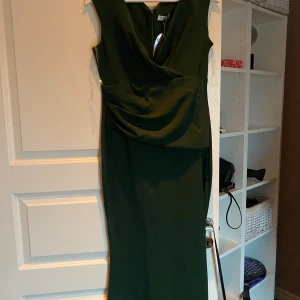 Grön balklänning  - Helt ny balklänning från Bubbelroom. Aldrig använd pga covid Storlek L- passar även M Helt stretchig och skön!   Nypris 899kr  Rök och djurfritt hem!