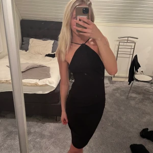 Svart klänning - En svart klänning med låg rygg. Passar perfekt för sommaren