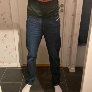 Jeans diesel - Skicket är suveränt, använda 2-3 gånger och nypris ligger på 1500 Storlek: 30/34