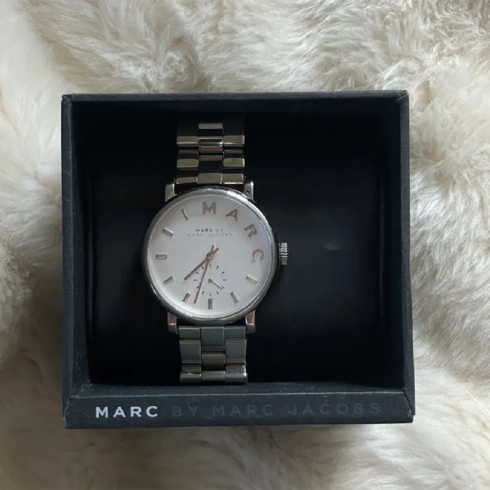 Marc Jacobs klocka som är använd fåtal gånger där box kommer med! Nypris: 1500 . Accessoarer.