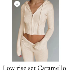 Kikkis sett - Säljer detta settet som jag har köpt på kikkis hemsida. Färgen är beige och är i storlek S💞Aldrig använt.