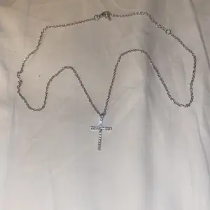 Ett jättefint kors halsband med stenar på