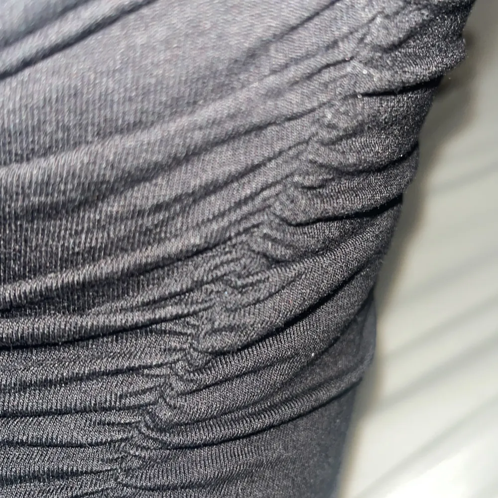 En stretchig svart tröja med slits vid armarna från GinaTricot använd ca 2 gånger. Kontakta för fler bilder och frågor🤍 pris kan diskuteras. Tröjor & Koftor.