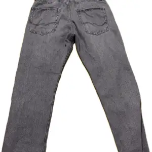 Säljer ett par jeans ifrån Jack and Jones ny pris 700 knappt använd skick 8/10