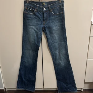 Lågmidjade jeans byxor, y2k - Säljer dessa jätte fina låg miljard jeans byxor i storlek w27 från 7 for all mankind! Pris kan diskuteras vid snabb affär. Köp den nu!💙