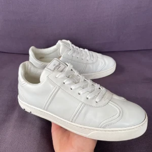 Valentino flycrew - Säljer mina Valentino flycrew i super bra skick. Storlek 41 men passar 42/42,5. Nypris 7 500kr. INGA BYTEN 