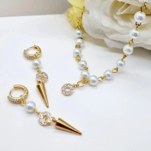 Handgjorda örhängen och armband set  - Handgjorda örhängen och armband set ● Material-Zirkon, 18k guldpläterad rostfritt stål och glaspärlor arm●Örhängeskrokar - diameter-13mm●Längd -5,5cm.Armband längd-16+5cm. Följ:@ekjewelryofficial 