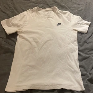 Nike t-shirt vit - Snygg vit nike t-shorts i väldigt bra skick använd ett fåtal gånger 