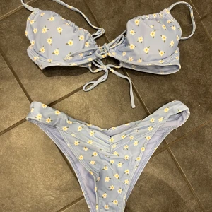 Bikink - Super fin bikini från hollister som är använd en gång endast. Jätte fint skick och helt fräsch! Tvättad och allt💞💞