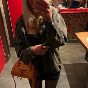 Jeansjacka - Snygg militärjacka från Zara. Använd men är i mycket gott skick!!😍😍💖