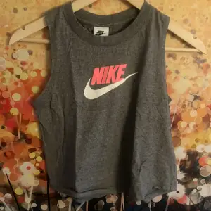 En grå Nike tjöja💖 aldrig använd💖 säljer pga den är för liten💖 vid mer frågor eller bilder kontakta mig💖
