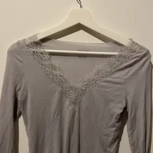 Säljer denna otroligt fina intimissimi tröjan då den inte kommer till användning💕 Andvänd ca 2 gånger, så den är i nyskick 💕 Inga defekter💕 Storlek s och färgen är grå/lila 💕 Hör av dig vid frågor 💕pris kan diskuteras 💕
