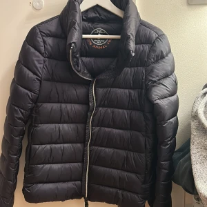Save the duck kort dunjacka i storlek S (Size 3) - Säljer min save the duck jacka som aldrig använts, storlek S och färgen mörkblå. Nypris 2700kr