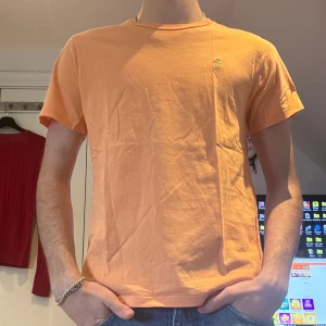 Ralph Lauren t-shirt - Ralph Lauren t-shirt i väldigt bra skick!  Modellen är 183cm och väger 72kg!   OBS! Storlek är XL sitter som M! 